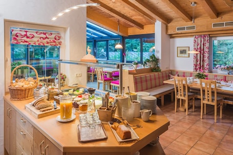 Desayuno buffet diario (EUR 15 por persona)