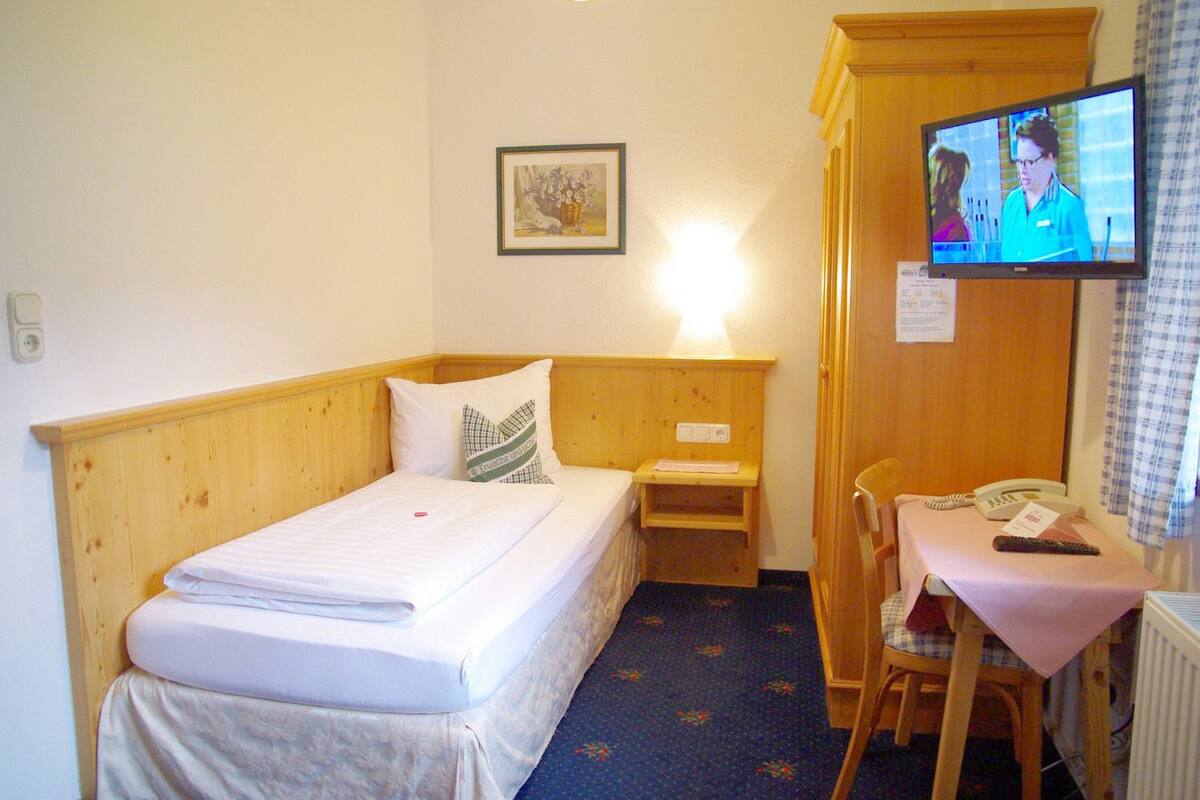 Single Room | WiFi (free), bed sheets