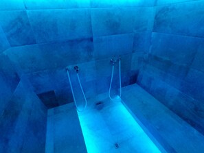 Sauna, hammam, salles de massage et de soins