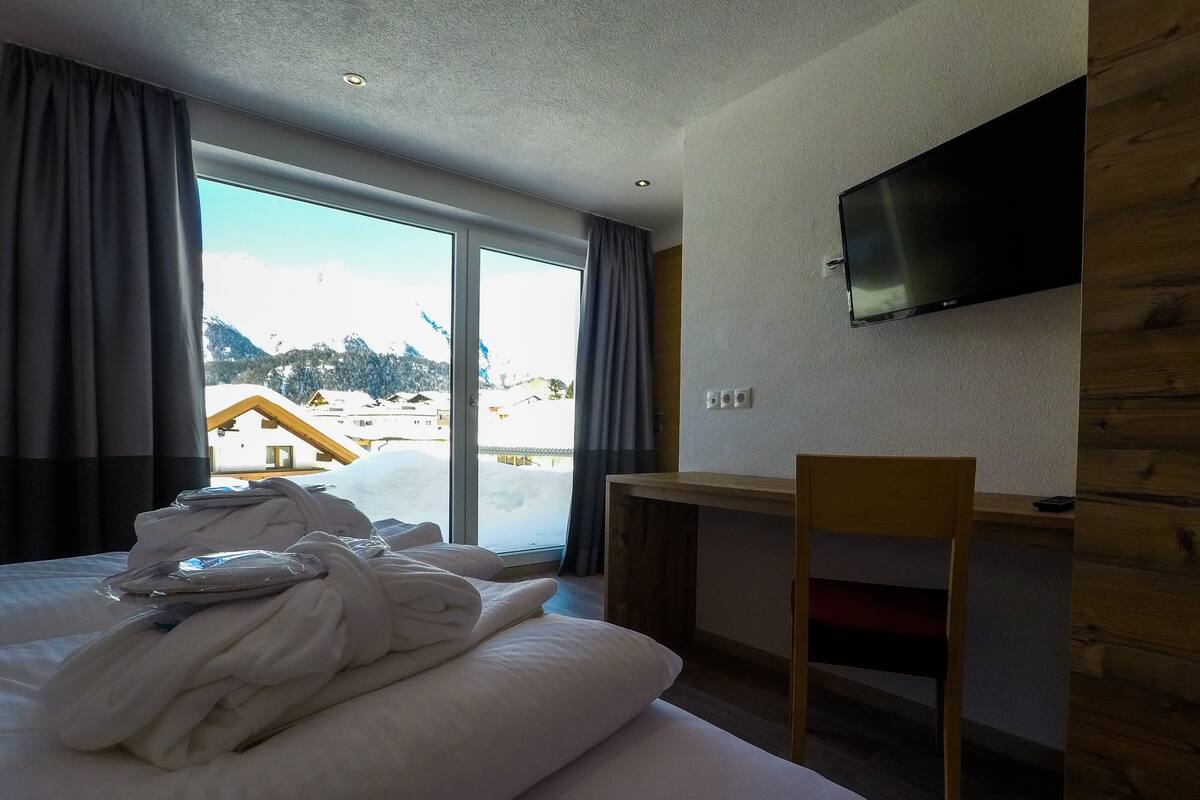 Klassiek appartement, 1 slaapkamer, balkon, uitzicht op bergen (excl. 50 EUR cleaning fee) | Hypoallergeen beddengoed, donzen dekbedden, een bureau