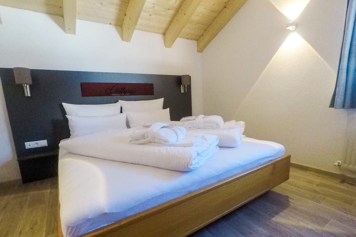Klassiek appartement, 2 slaapkamers, balkon, uitzicht op bergen (excl. 70 EUR cleaning fee) | Hypoallergeen beddengoed, donzen dekbedden, een bureau