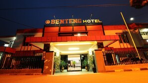 BENTENG HOTEL set fra facaden, med tydelig skilt, lukket indgang og velbelyst front.