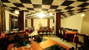 Melayani sarapan, makan siang, dan makan malam