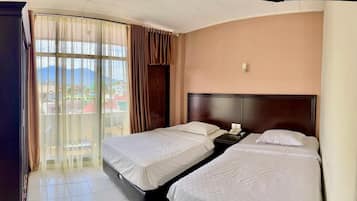 Deluxe Room | Desk, blackout drapes, soundproofing, rollaway beds