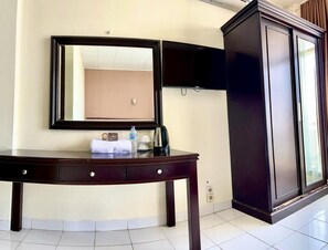 Kamar Deluks | Meja kerja, tirai kedap cahaya, dan kedap suara