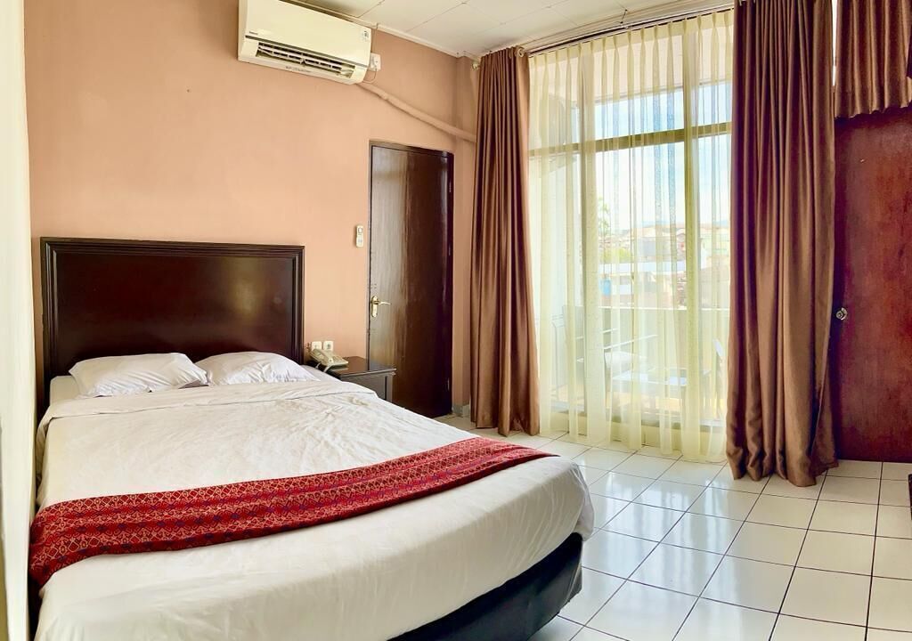 Desk, blackout curtains, soundproofing, rollaway beds