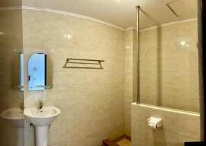 Bathroom - Benteng Hotel (Bukittinggi)