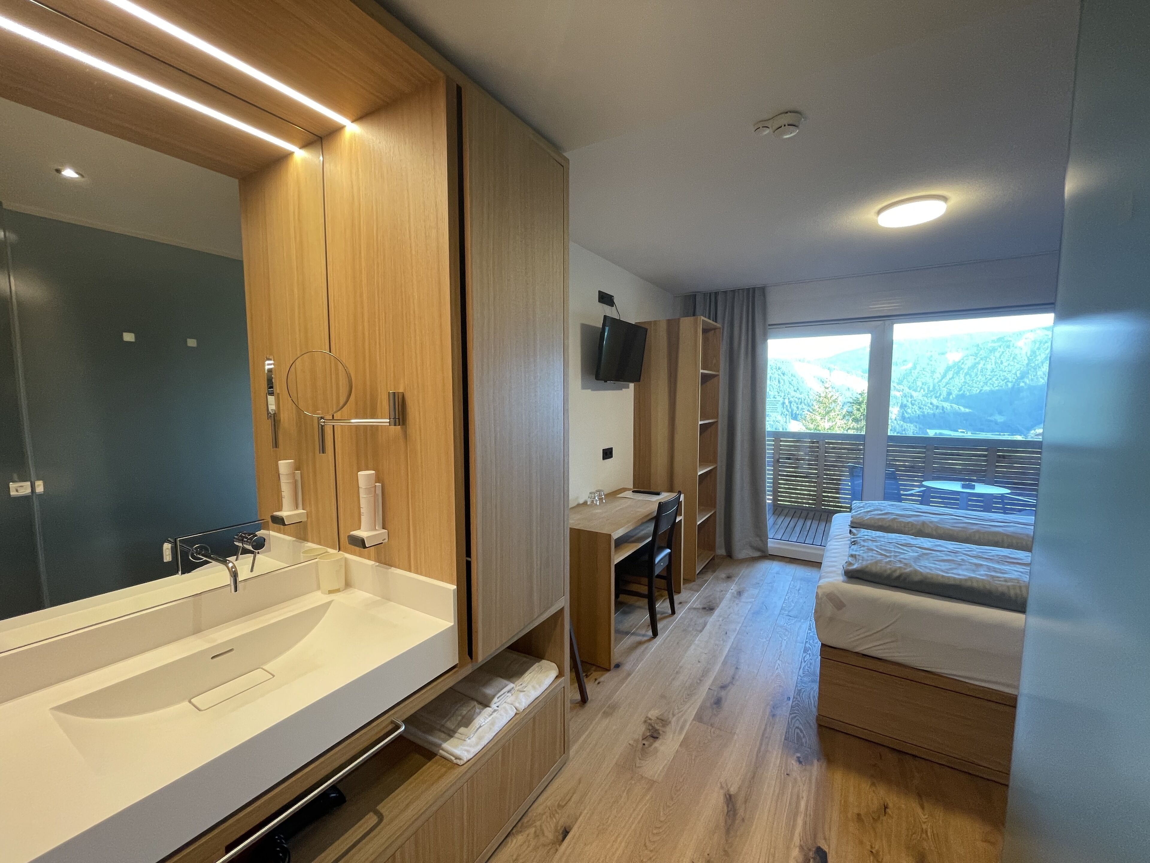 business double room, 1 bedroom, balcony, mountain view | 1 bedroom, hypo-allergenic bedding, desk, laptop workspace