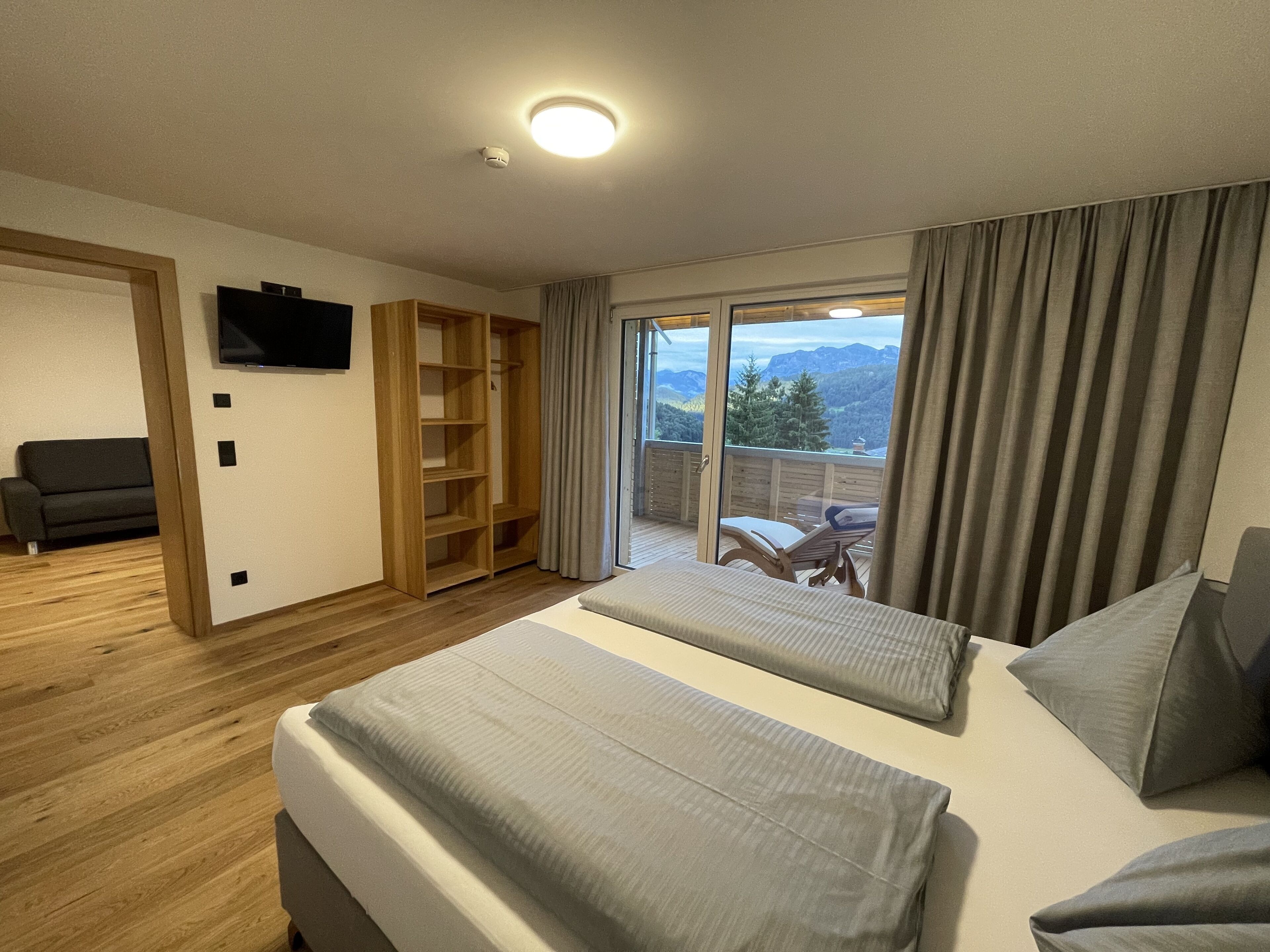 suite, 1 bedroom, balcony, mountain view | 1 bedroom, hypo-allergenic bedding, desk, laptop workspace