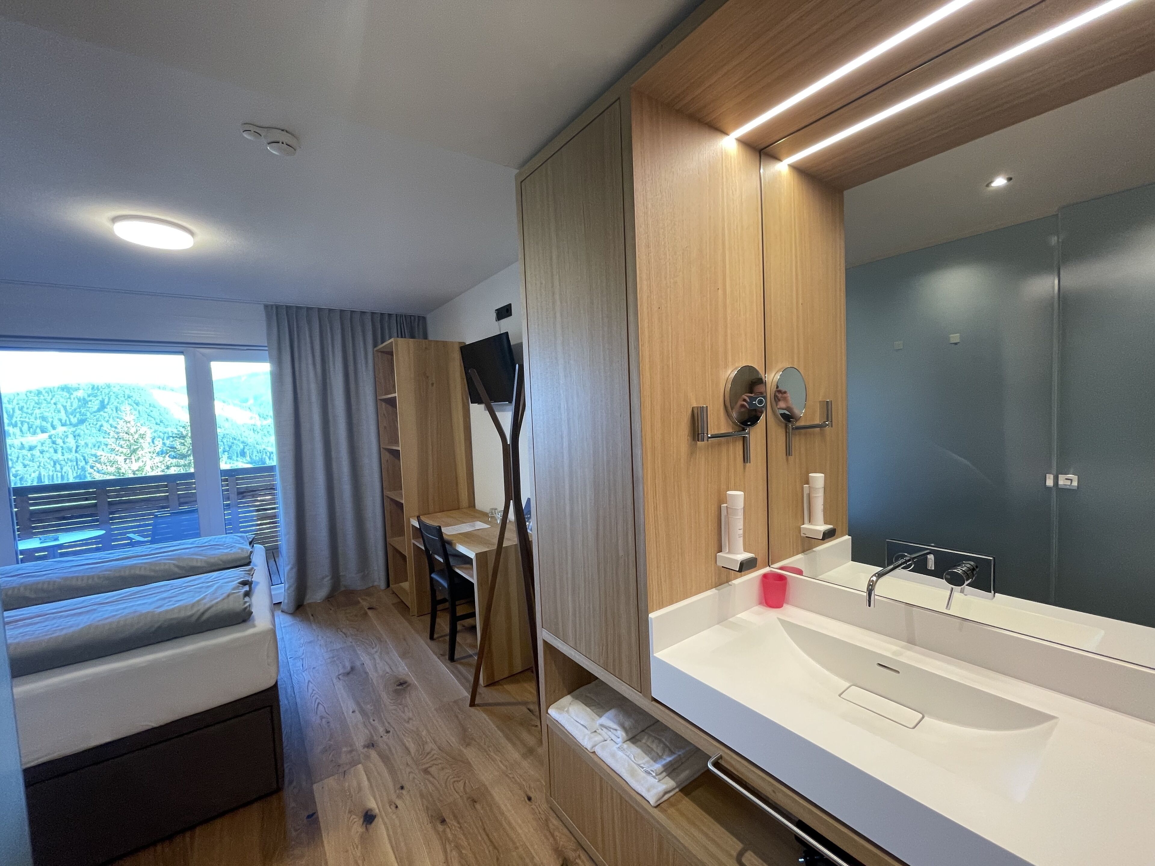 Business-Doppelzimmer, 1 Schlafzimmer, Balkon, Bergblick | Allergikerbettwaren, Schreibtisch, laptopgeeigneter Arbeitsplatz