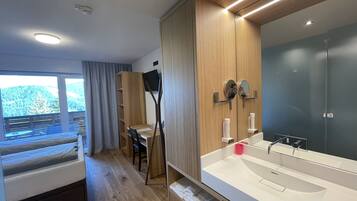 Habitació doble empresarial, 1 dormitori, balcó, vistes a la muntanya | 1 dormitori, roba de llit hipoal·lergògena i escriptori