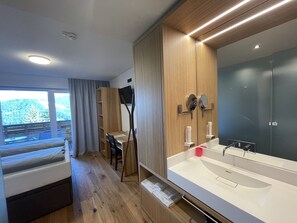 Business-Doppelzimmer, 1 Schlafzimmer, Balkon, Bergblick | Allergikerbettwaren, Schreibtisch, laptopgeeigneter Arbeitsplatz