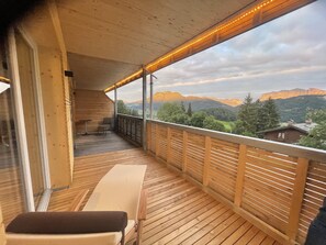Suite, 1 slaapkamer, balkon, uitzicht op bergen | Terras