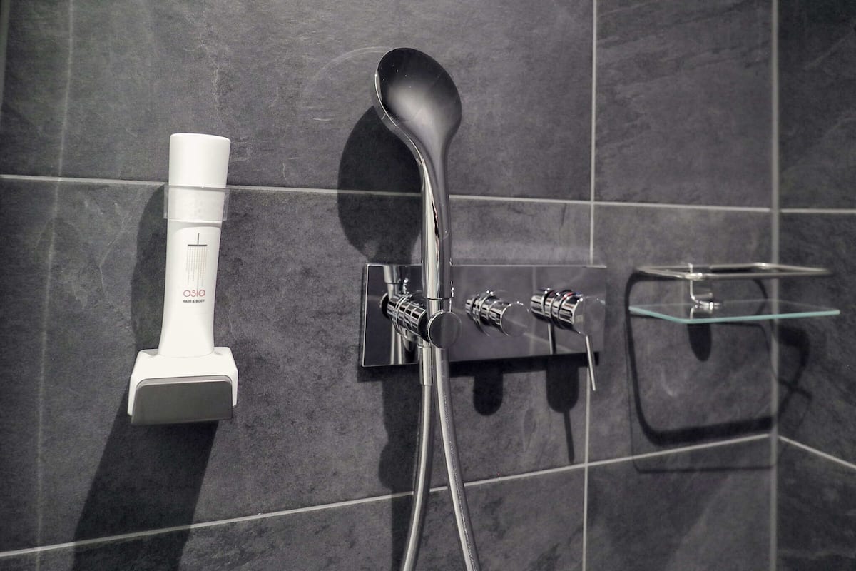 Shower, rainfall showerhead, free toiletries, hair dryer