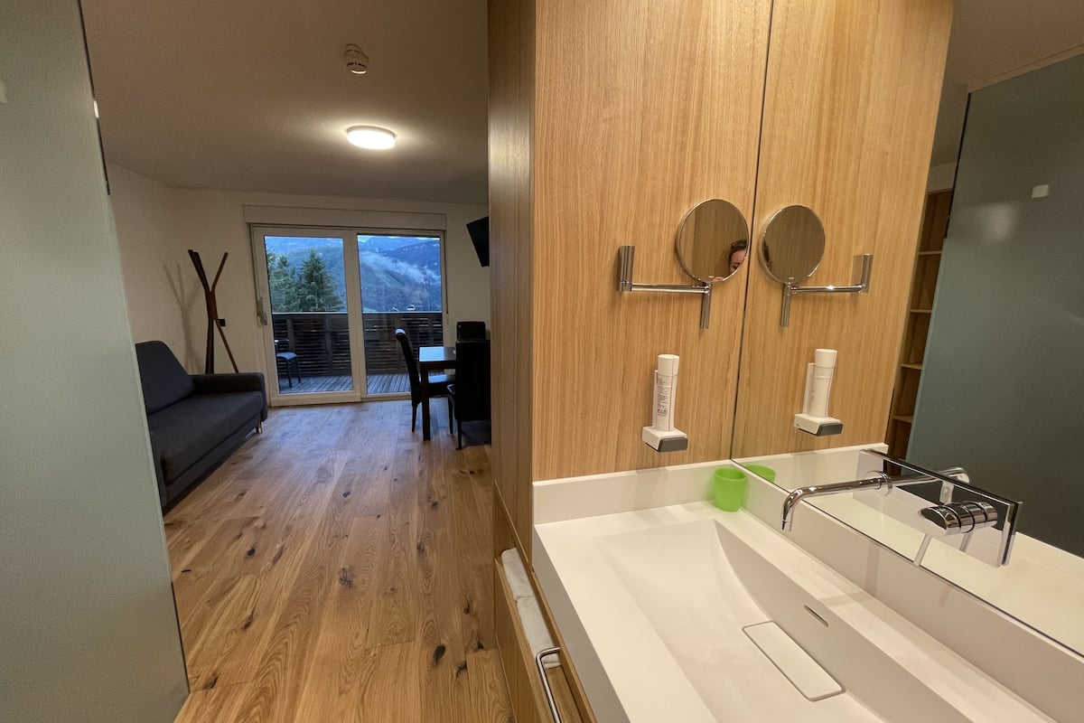 suite, 1 bedroom, balcony, mountain view | 1 bedroom, hypo-allergenic bedding, desk, laptop workspace