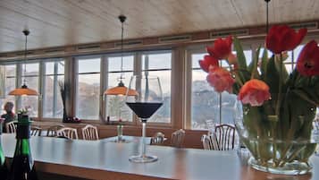 5 restaurants, dinner served