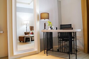 Deluxe Room | Minibar, in-room safe, desk, free WiFi