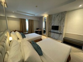 Deluxe Room | Minibar, in-room safe, desk, free WiFi