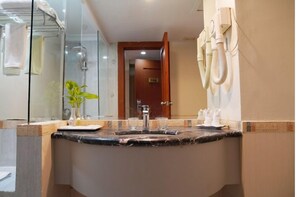 Habitación Deluxe | Baño | Ducha, artículos de higiene personal gratuitos y toallas