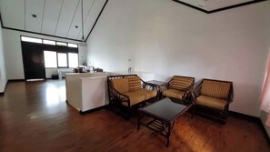 Family Room, Non Smoking, Garden View | Living area | TV