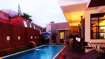 Kolam renang indoor dan kolam renang outdoor