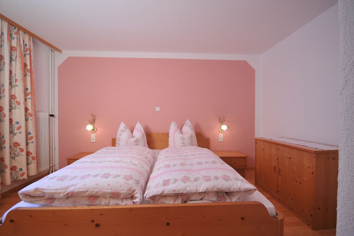 Familiekamer, terras, uitzicht op bergen (Alpenrebe (No Cleaning Fee)) | 1 slaapkamer, luxe beddengoed, donzen dekbedden, een bureau