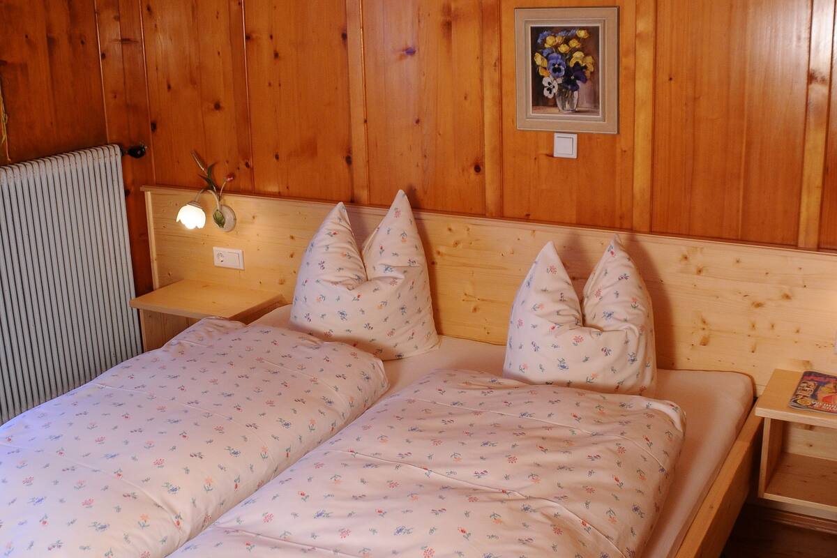 Klassieke tweepersoonskamer, uitzicht op bergen (Schneerose (No Cleaning Fee)) | 1 slaapkamer, luxe beddengoed, donzen dekbedden, een bureau