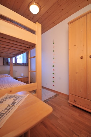 1 habitación, ropa de cama de alta calidad, cubrecamas y escritorio