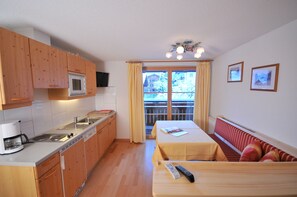 Apartamento conforto, 1 quarto, cozinha (Zimbablick, excl. Cleaning Fee EUR 60) | Cozinha privada | Cadeirão de bebê