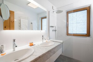 Shower, free toiletries, hair dryer, slippers - Sunneschlössli Lodge (Nesselwaengle)