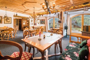 Daily buffet breakfast (EUR 14.50 per person) - Sunneschlössli Lodge (Nesselwaengle)