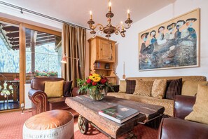 Lägenhet Premium - 2 sovrum - balkong - utsikt mot bergen (Andreas Hofer) | Vardagsrum | Platt-tv