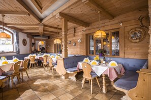 Lunch and dinner served, local cuisine - Hotel Gasthof Gradlwirt (Niederndorf)