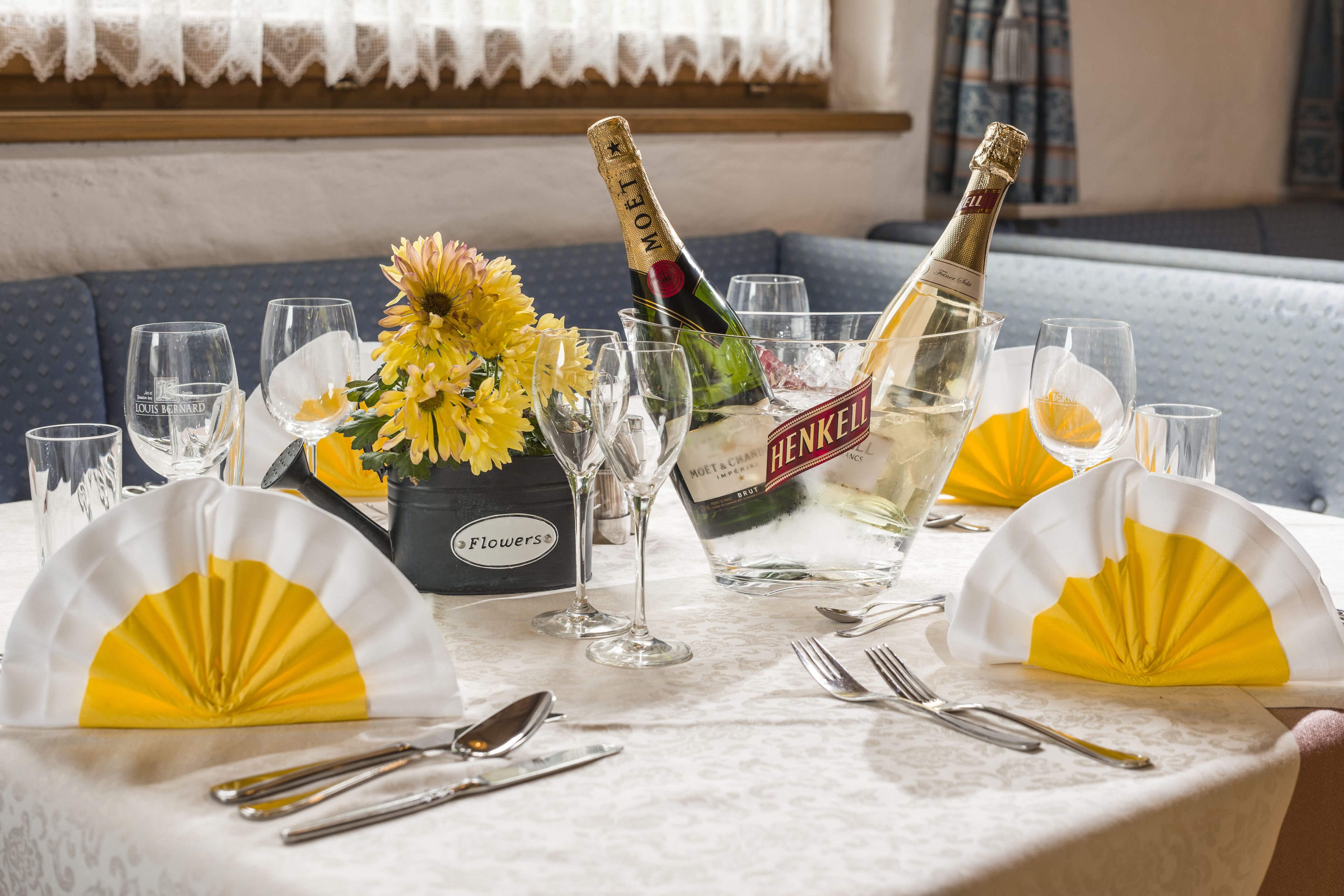 S'hi serveixen dinars, sopars i plats de cuina local 