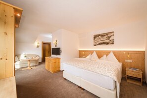 Habitación doble Confort, balcón, vista a la montaña | Caja de seguridad en la habitación, escritorio y wifi gratis 