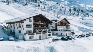 Vista frontal de la propiedad