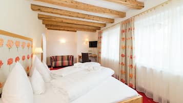 Comfort tweepersoonskamer, balkon, uitzicht op bergen | Een kluis op de kamer, een bureau, gratis wifi