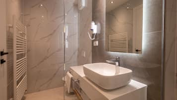 Dobbelt- eller tomannsrom – deluxe, 1 soverom, sjøutsikt | Bad | Dusj, toalettartikler (inkludert), hårføner og håndklær