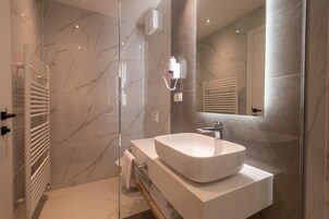 Quarto casal ou duplo luxo, 1 quarto, vista para o mar | Banheiro | Chuveiro, produtos de toalete grátis, secador de cabelo 