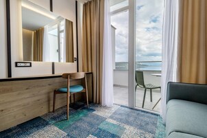 Quarto casal ou duplo luxo, 1 quarto, vista para o mar | Cofres nos quartos, escrivaninha, espaço de trabalho para notebook