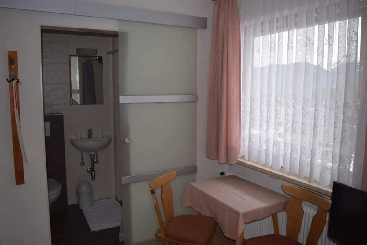 Eenvoudige eenpersoonskamer | 1 slaapkamer, hypoallergeen beddengoed, een bureau, gratis wifi