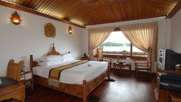 Deluxe Room | Minibar, in-room safe, desk, blackout curtains