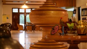 Ein Holztisch mit einer dekorativen Mittelstück in einem Raum mit Holzmöbeln und traditionellem Design.