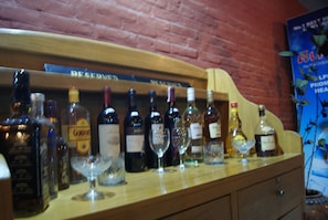 2 bares y bar junto a la piscina