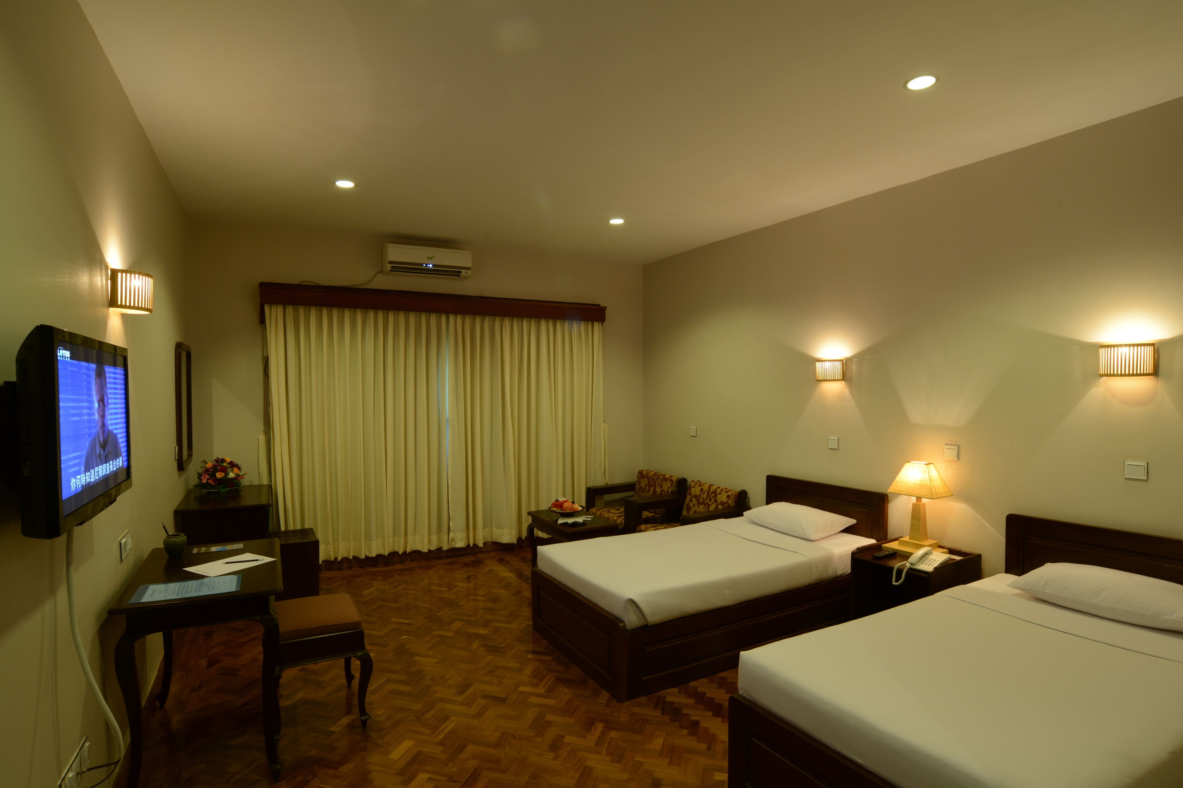 deluxe twin room | minibar, in-room safe, desk, blackout curtains