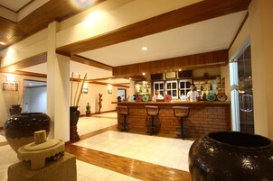 2 bars/lounges, poolside bar