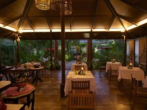 Se sirven desayunos y cocina local e internacional, con vista al jardín 