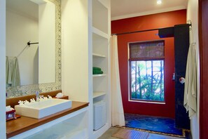 Ducha, artículos de tocador gratuitos, secador de pelo, batas