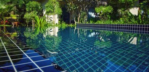 Outdoor pool, open 9 AM to 8 PM, pool umbrellas, sun loungers - Blue Bird (Nyaung-U)