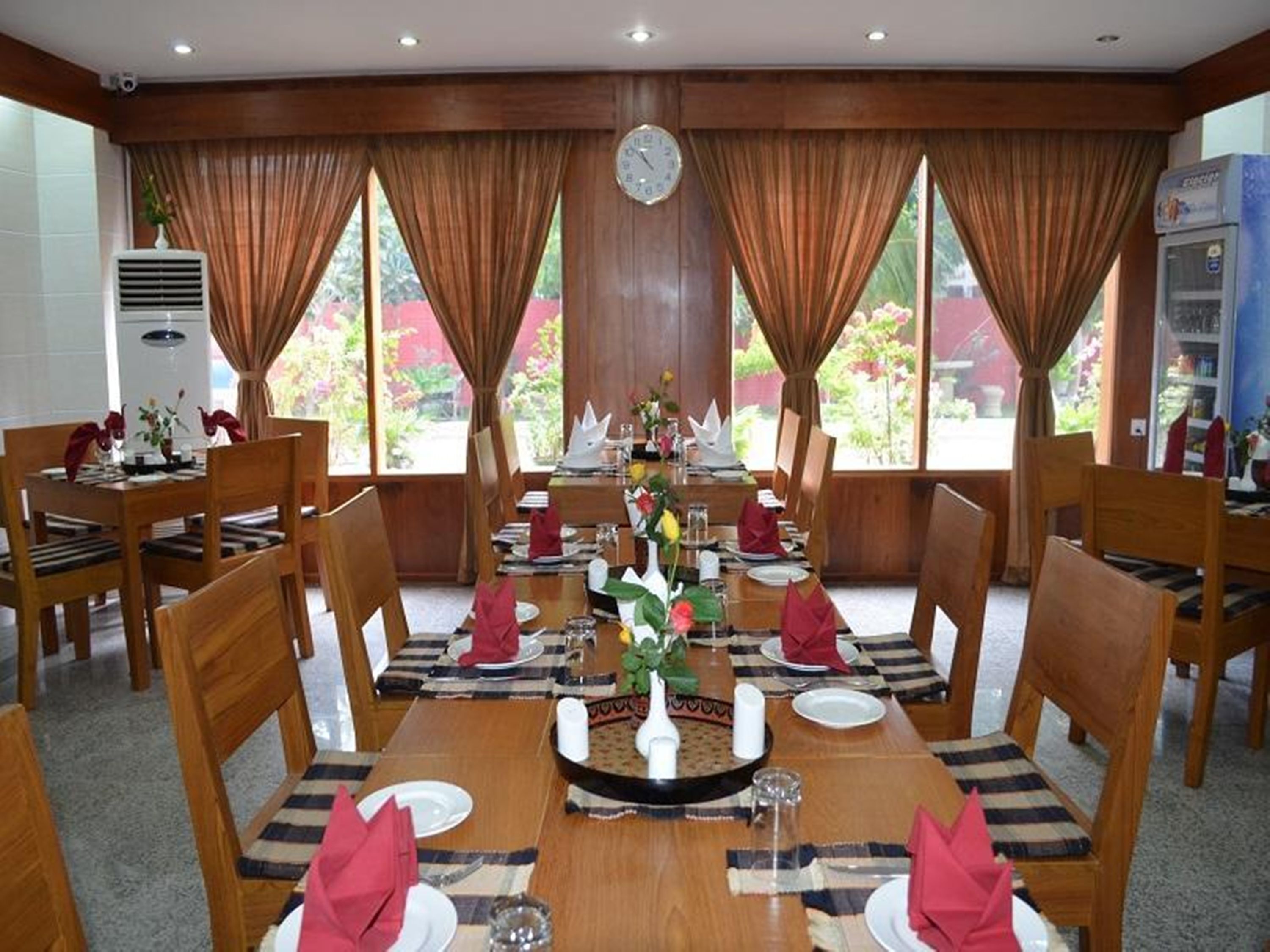 Breakfast, lunch, dinner served; local and international cuisine 